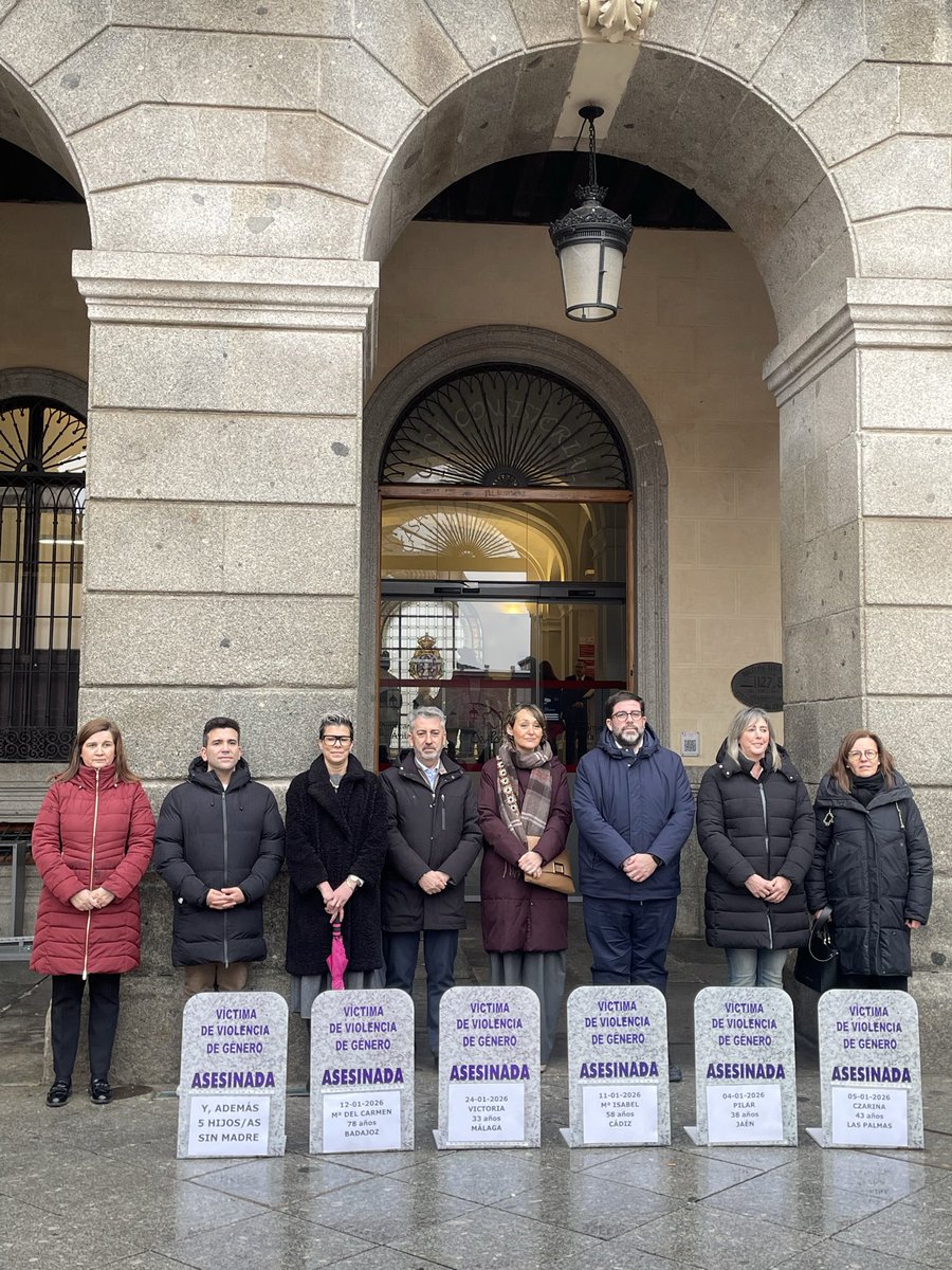 🌹🟣 Esta mañana hemos asistido al minuto de silencio del Ayuntamiento por las víctimas de violencia de género 🟣