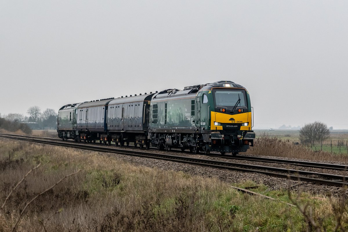 chriss_photos1's tweet image. ROG 93008 &amp;amp; 93006 pass Welney Road, Manea in full Fenland gloom on 29th January 2026 with 5Q47 Derby RTC to Ely Papworth SF.
#railwayphotography #class93 @RailOpsGroup #manea #ukrailways #RailOpsGroup
