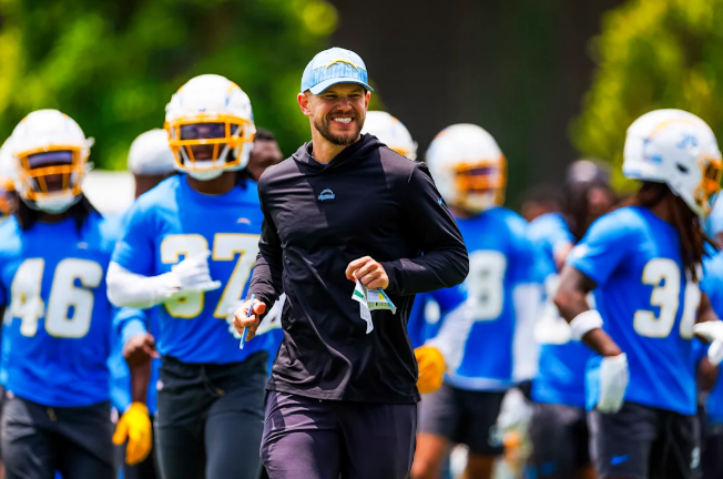alexinsdorf99's tweet photo. in just the last two years, new Chargers DC Chris O'Leary has:
-led a career resurgence for S Derwin James as a position coach in 2024
-Contributed to standout years for Elijah Molden (earned a new contract), Tony Jefferson (came back from retirement), and Alohi Gilman
-took Western Michigan from  the 108th total defense in 2024 to 14th (!!!) in 2025

Play calling at the NFL level remains to be seen, but this is a coach who earned his shot.
