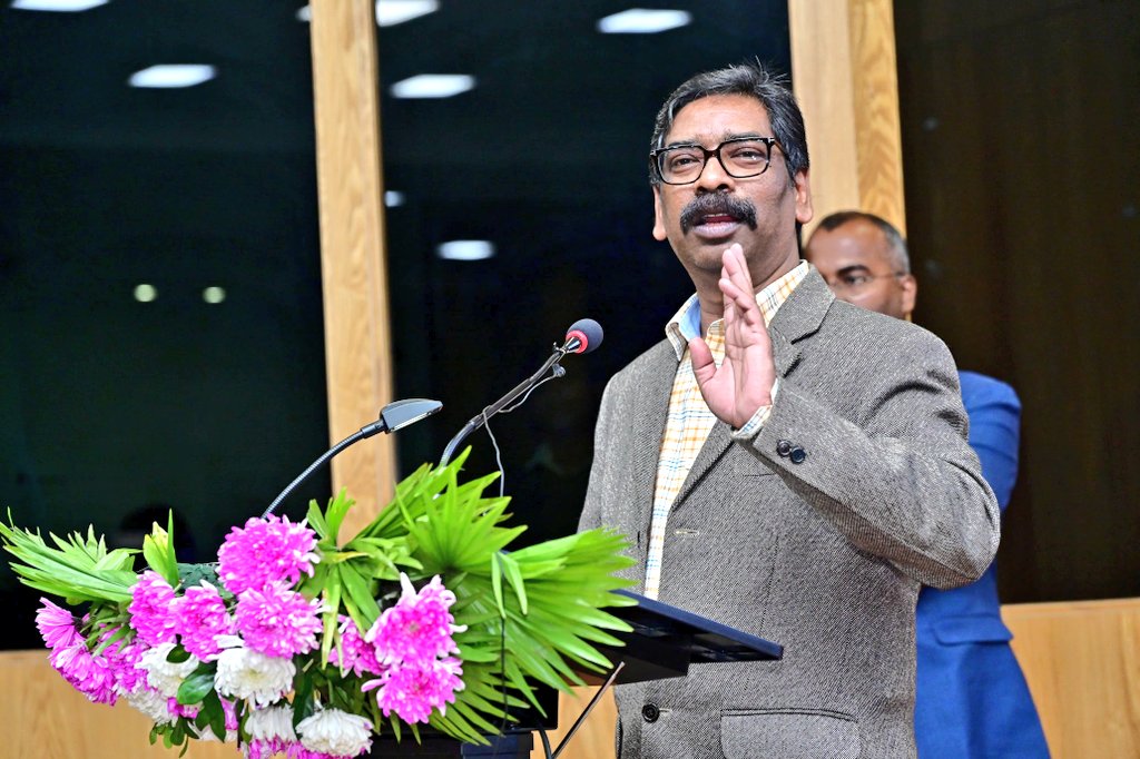 HemantSorenJMM's tweet photo. अभी कुछ दिनों पहले ही मैं दावोस में विश्व आर्थिक मंच की बैठक और लंदन दौरे से लौटा हूं। वहां काफी करीब से उनकी नीतियों, समृद्ध अर्थव्यवस्था, लोगों की जीवन और कार्यशैली तथा परंपरा-संस्कृति देखने-समझने का मुझे मौका मिला। विदेश दौरे में हमें जो अनुभव प्राप्त हुए हैं, उसके जरिए हम राज्य को नई दिशा देने देंगे का प्रयास करेंगे। 
हमें अपने संसाधनों का वैल्यू एडिशन करने की भी जरूरत है, ताकि इसका इस्तेमाल अपने राज्य के हिसाब से कर सकें। और राज्यवासियों की आशाओं-आकांक्षाओं के साथ आगे बढ़ सकें।
अबुआ दिशोम बजट कैसा हो, इसे लेकर कई लोगों ने अपनी राय रखी। मुझे बताया गया है कि कई विशेषज्ञों की भी राय ली गयी है। अबुआ दिशोम बजट को लेकर सर्वश्रेष्ठ सुझाव बजट पोर्टल पर भेजने वाले और पुरस्कृत लोगों को भी मैं हार्दिक बधाई और धन्यवाद देता हूं। आपके सुझाव सरकार के लिए कई मायने रखते हैं।