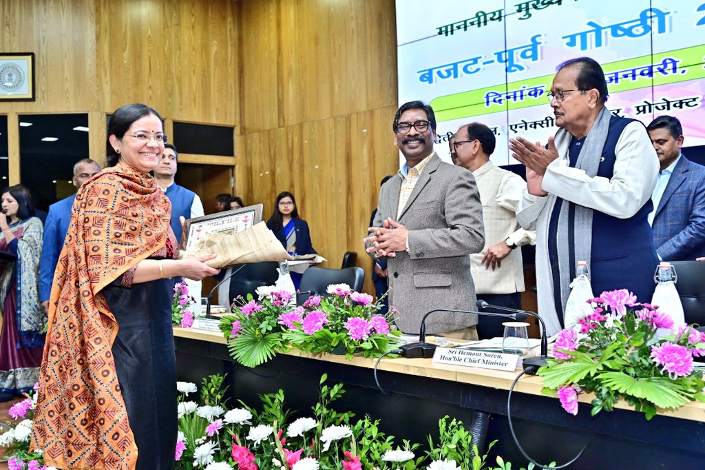 HemantSorenJMM's tweet photo. अभी कुछ दिनों पहले ही मैं दावोस में विश्व आर्थिक मंच की बैठक और लंदन दौरे से लौटा हूं। वहां काफी करीब से उनकी नीतियों, समृद्ध अर्थव्यवस्था, लोगों की जीवन और कार्यशैली तथा परंपरा-संस्कृति देखने-समझने का मुझे मौका मिला। विदेश दौरे में हमें जो अनुभव प्राप्त हुए हैं, उसके जरिए हम राज्य को नई दिशा देने देंगे का प्रयास करेंगे। 
हमें अपने संसाधनों का वैल्यू एडिशन करने की भी जरूरत है, ताकि इसका इस्तेमाल अपने राज्य के हिसाब से कर सकें। और राज्यवासियों की आशाओं-आकांक्षाओं के साथ आगे बढ़ सकें।
अबुआ दिशोम बजट कैसा हो, इसे लेकर कई लोगों ने अपनी राय रखी। मुझे बताया गया है कि कई विशेषज्ञों की भी राय ली गयी है। अबुआ दिशोम बजट को लेकर सर्वश्रेष्ठ सुझाव बजट पोर्टल पर भेजने वाले और पुरस्कृत लोगों को भी मैं हार्दिक बधाई और धन्यवाद देता हूं। आपके सुझाव सरकार के लिए कई मायने रखते हैं।