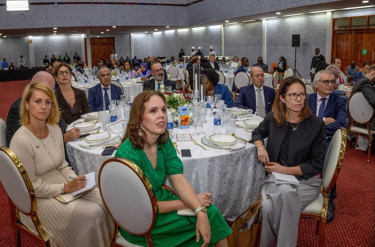 PRESIDENT HICHILEMA UPDATES DIPLOMATS ON ZAMBIA’S ECONOMIC PROGRESS 

In a significant update to international partners, President Hakainde Hichilema delivered a promising message during the annual diplomatic corps gathering held this morning. He outlined Zambia’s remarkable