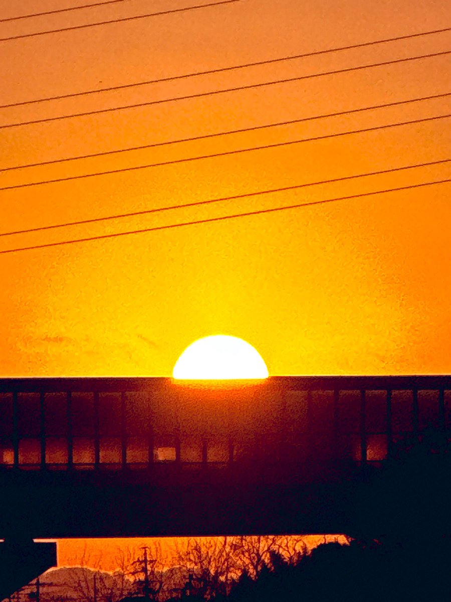 数日前の夕陽で
今日もおつかれさまでした