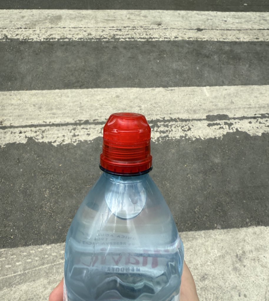 ustedes también se rompen 3 esculpidas cada vez que abren estas botellas de mierda?