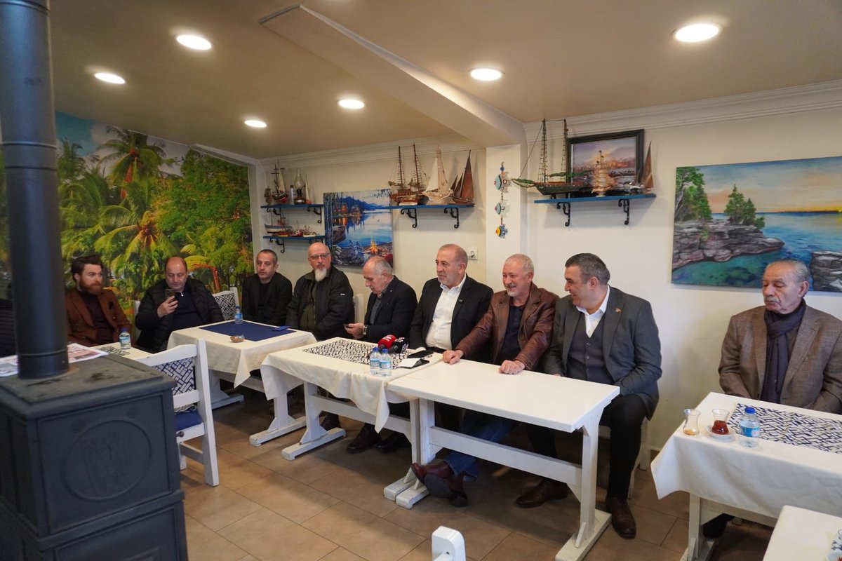 Bugün Çekmeköy’de değerli yol arkadaşlarım Sayın Gürsel Tekin ve Sayın Zeki Şen ile birlikte yerel basınımızın kıymetli temsilcileriyle kahvaltıda buluştuk.

Sahadaki gözümüz, kulağımız olan gazeteci arkadaşlarımızla hem ilçemizi hem de gündemi değerlendirdik.

Katılan, soru