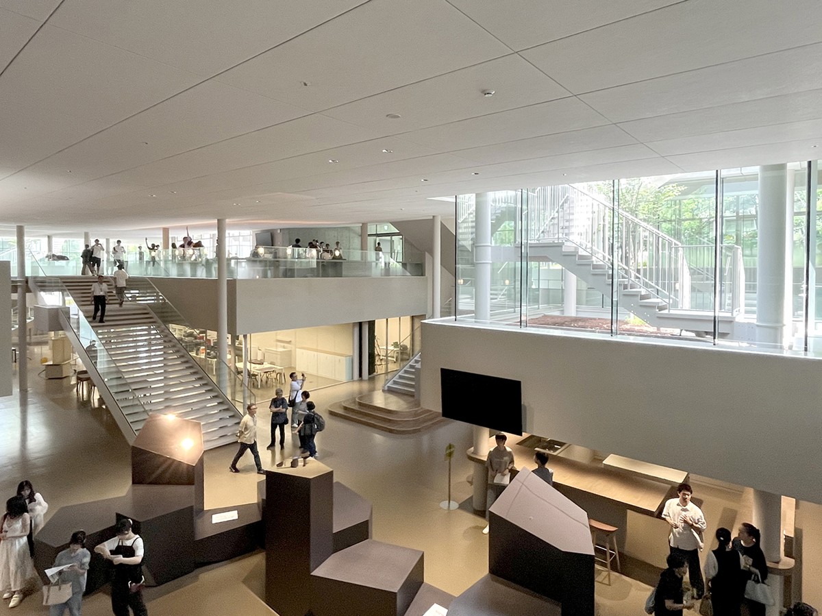 minnanokenchiku's tweet photo. 4）東海国立大学機構Common Nexus／小堀哲夫建築設計事務所
＃み���なの建築大賞
市民も利用できる大学の共創拠点。大地がめくれ上がったような大屋根の上には、キャンパスのグリーンベルトと連続する芝生広場が広がる。長年のキャンパス計画が結実した街に開かれた大学の姿。 https://t.co/77yicwN1r0