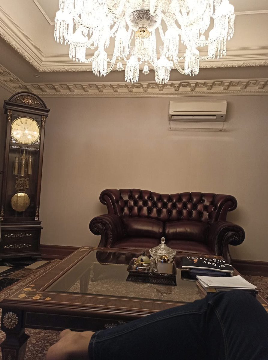 I mean, liat aja ruang belajarnya begini 🥹
Mana sekeluarga baik semua 🥹 pernah disuguhin makanan langsung sama papahnya alias yang punya rumah 🥹 semoga mereka diberikan keberkahan dunia akhirat 🥹🙏