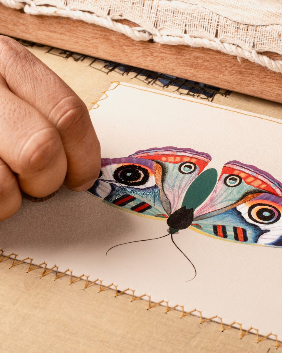 AranyaniRetail's tweet image. From the craftsmen's desk

“Every stitch brings its own character to the artwork. We spend hours ensuring that the emotion is felt through every stitch placed.”

In conversation with Md Habibur Rahman, Embroidery Artist 

#indianheritage #luxurywithpurpose