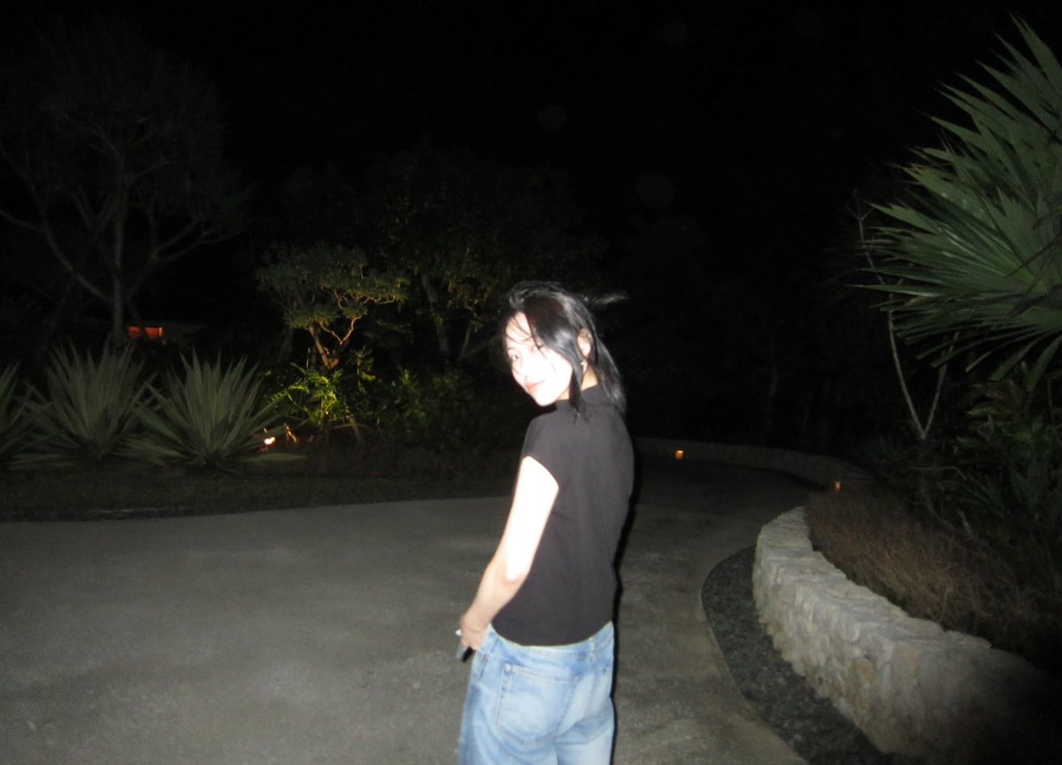 和友人好不容易喬出空檔可以出國旅遊,大家吃完晚餐待在房間喝酒聊天,你手還沒碰到桌上的酒罐就被申留眞叫出門,看著眼前漆黑的步道,你很納悶,開口問,他只說吃太飽想散步
你跟在他身後,心思全放在沒喝上的名啤酒,對方突然停下腳步
“要回去了?”你問
申留眞轉頭

“還沒……我等等可不想嚐有酒氣的吻”