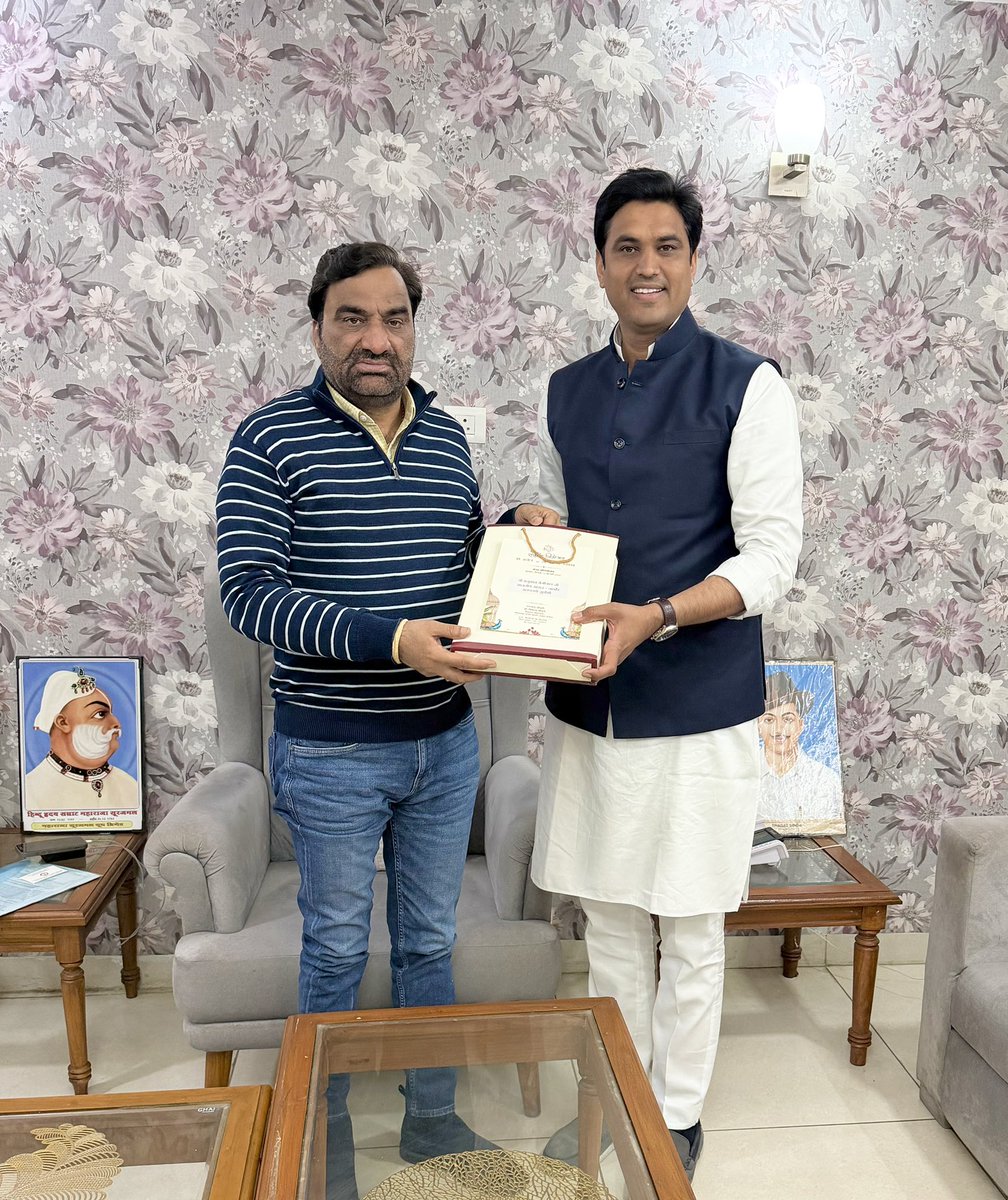 आज दिल्ली में नागौर सांसद और RLP सुप्रीमों आदरणीय हनुमान बेनीवाल जी से आत्मीय भेंट कर छोटे भाई मनोज के विवाह समारोह के लिए सस्नेहिल निमंत्रण दिया।