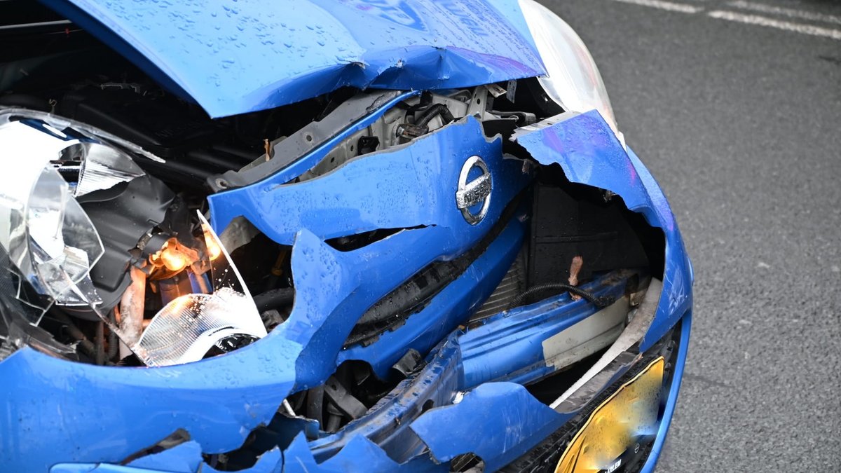 Forse autoschade na verkeersongeval op N9