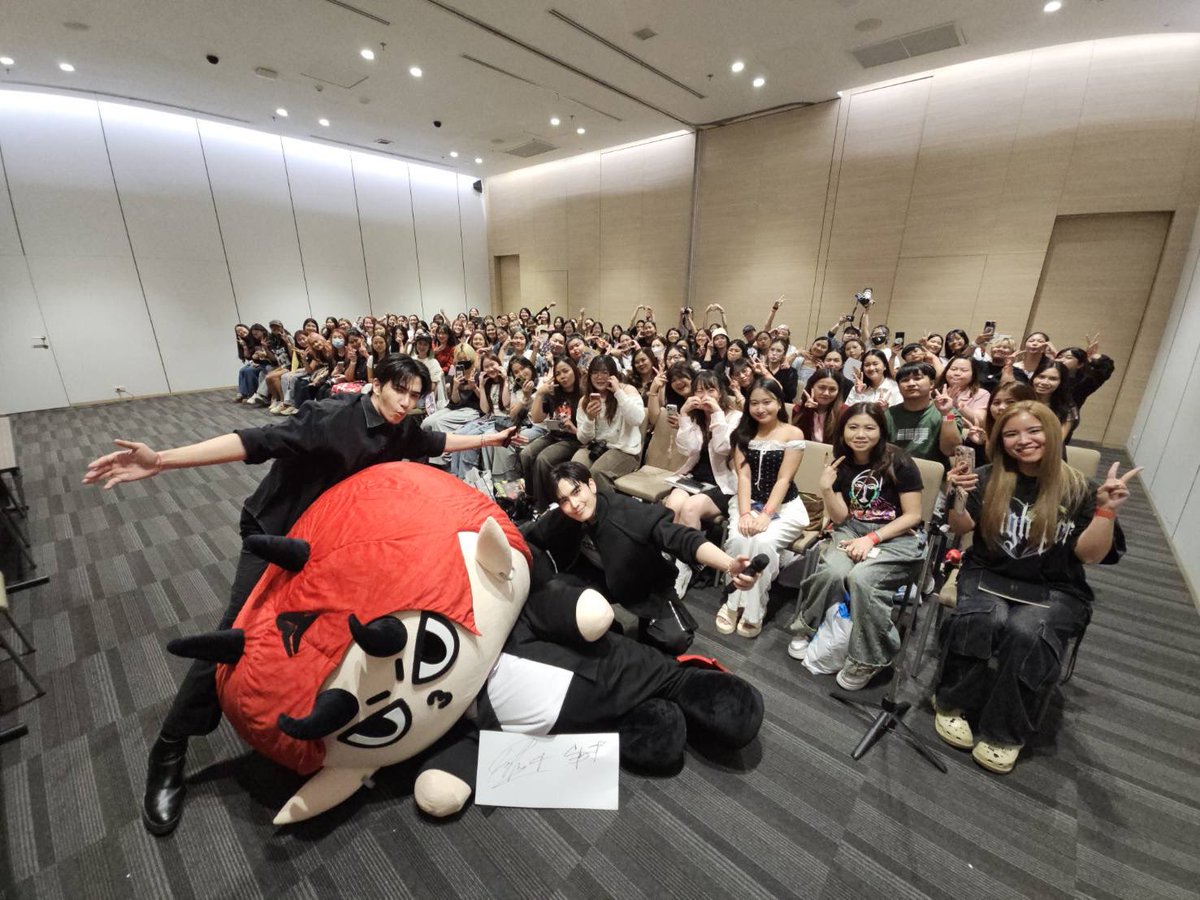 GmmtvShop's tweet image. เพิร์ธ - แซนต้า และ Domiia ขอบคุณทุกคนมาก ๆ ที่มาเจอกันในกิจกรรม Fan Sign งานนายอินทร์สนามอ่านเล่น ตอน อ่านเข้าเส้น(ชัย) วันนี้นะครับ

@perthppe @ppsanta @domiia_GMMTV

#สนามอ่านเล่น2026xPerthSanta
#GMMTV