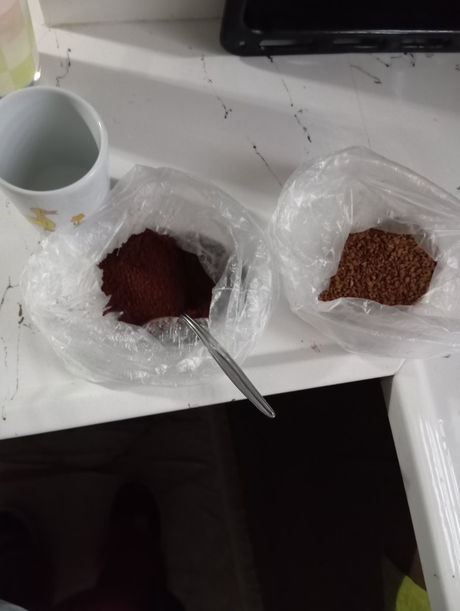 Ben artik eve granül kahve almıyorum öyle karar almıştım çünkü çok başka boyuta geçti benim tiryakiliğim bağımlı oldum resmen 🥴 Deli bir arkadasim var ve bu kararimdan haberdar Bahar asansöre bak manyak bana granül ahve yollamış kendine eziyet etme benden iç diyor ağliyorum şuan