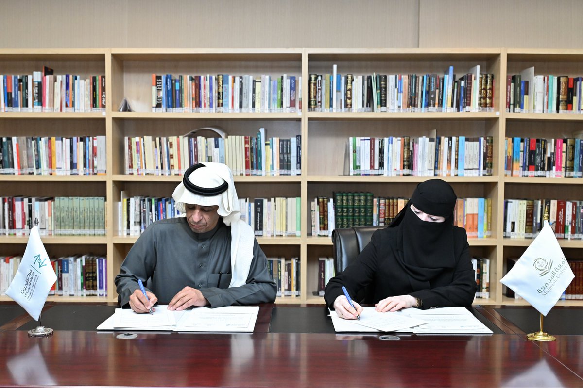 LibrariesMu's tweet image. جامعة المجمعة ممثلةً في الإدارة العامة للمكتبات ومصادر المعرفة بوكالة الجامعة للدراسات العليا والبحث العلمي، تُوقّع اتفاقية تفاهم مع مركز البحوث والتواصل المعرفي، وذلك في إطار تعزيز التعاون المشترك وتبادل الخبرات المعرفية.
#جامعة_المجمعة