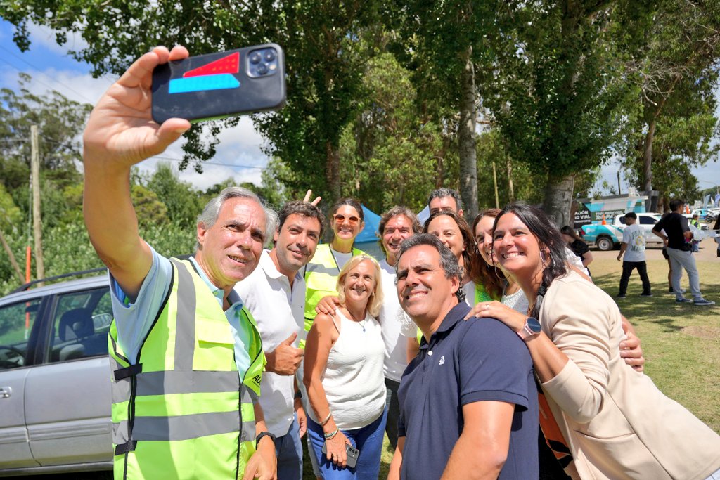 joserarteaga's tweet image. Positiva Jornada de Concientización Vial en Pinamar ⛱️🚗🛣️

Ayer, junto a conductores y familias, charlamos sobre seguridad vial, alcohol 0 al volante (ley vigente en PBA) y sobre los servicios de la línea 140 y asistencia en ruta de AUBASA. El objetivo: prevenir y cuidar.…
