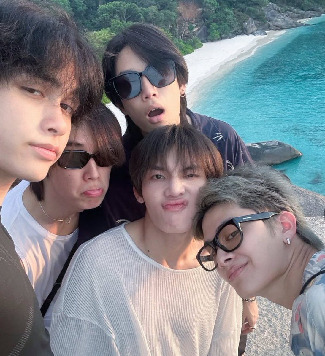 ไม่มีอะไรจะพูดแล้วว่ะ ชัดเจนไปหมดทุกอย่างแล้วพ่อกูไม่เอาอะไรแล้วจริงๆ extrovert ที่ introvert เก็บมาเลี้ยงมากอะ สุดจัดเฮีย ไอดอลผมด้านการรักแฟน