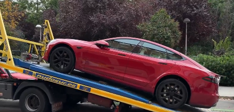payarcos's tweet photo. Se vende Tesla Model S Plaid Unicornio por 140.000 euros. 
0 Problemas, algunos "miniproblemas" de nada. 
Te lo llevo en grúa a casa si es necesario. 
Corre que se dejan de fabricar! Me lo quitan de las manos!! https://t.co/71iYI9QZET