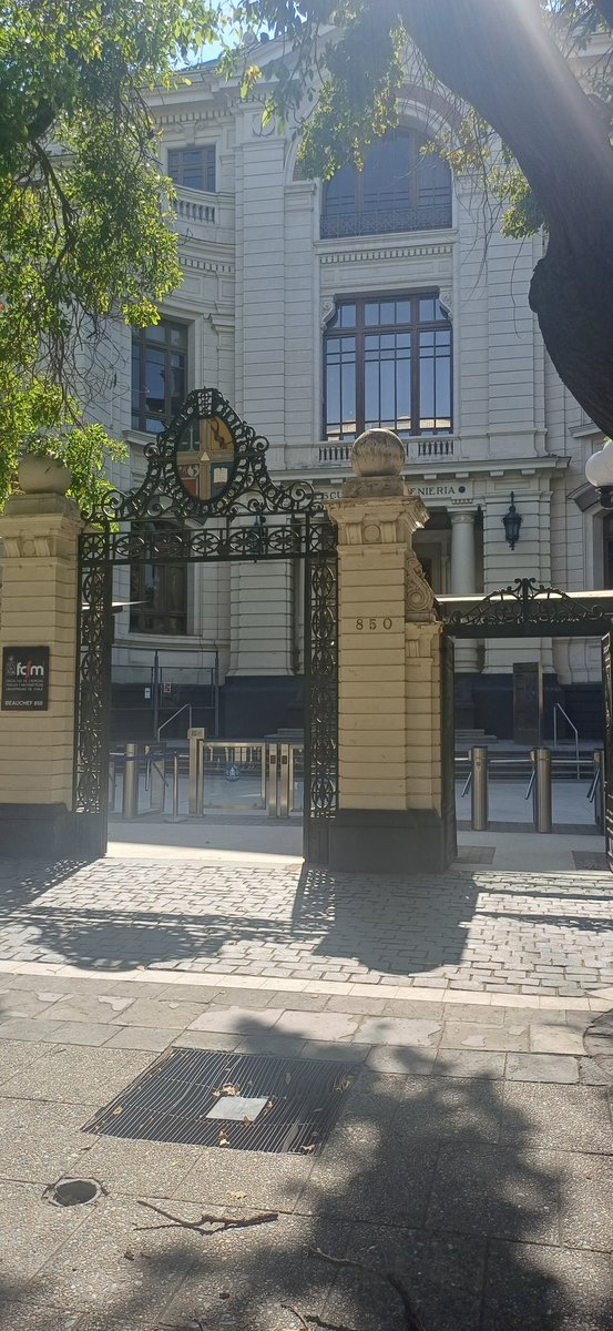 Buenas! Cuando estén en la entrada de la facultad deberán llenar un pequeño formulario y mostrarlo completo.
Para hacer más fácil su entrada, seleccionen en "Motivo de Ingreso" Asistencia a evento, y en "Unidad a la que asistirá" Escuela de Pregrado.

ucampus.uchile.cl/m/fcfm_formula…