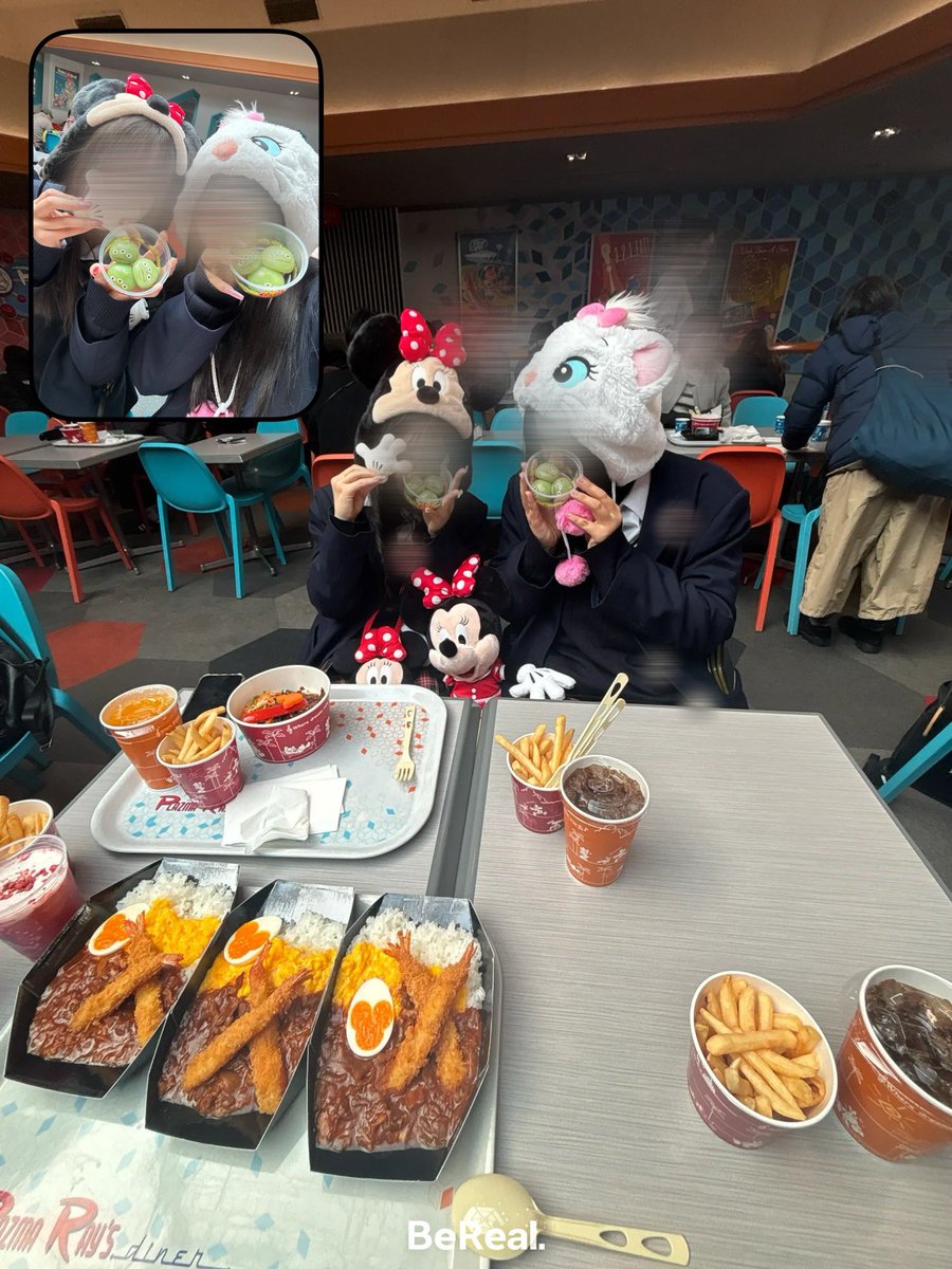 aina08_12's tweet photo. 念願のディズニー！！
ベイマックスめっちゃ楽しかったし、美女と野獣は感動した🥲

いっぱいお土産も買えたし、いっぱい思い出もつくれて楽しかった！

ちゃんとLIZZのみんなと夢の国でご一緒しました…！ https://t.co/gs0HbJSl1w