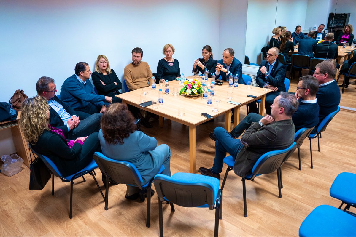 EvaIrglL's tweet photo. V Dutovljah smo predstavili program #USPEŠNASLOVENIJA in odgovarjali na vprašanja. Izpostavljena področja: zdravstvo, socialni sistem in gospodarstvo. Še pred tem smo imeli konstruktiven pogovor z župani obmejnih občin. Glede slovenske manjšine, skupnih izzivov in razvoja občin. https://t.co/kvcqArVGbr
