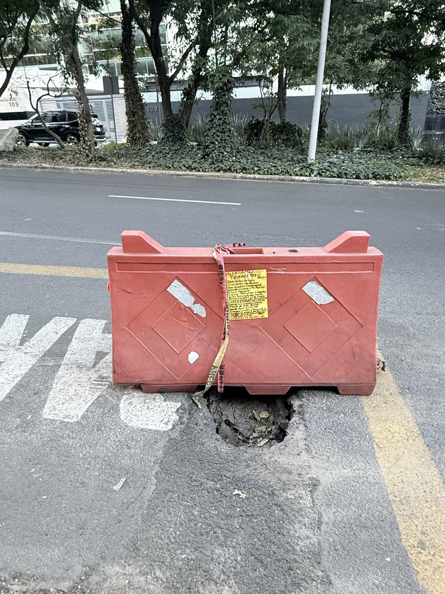defensaCDMX's tweet photo. @CuajimalpaGob @SSC_CDMX @UCS_GCDMX @LaSEMOVI mega batche en paseo de tamarindos y privada tamarindos Cuajimalpa 05110. Favor de atender. Puede provocar un accidente mortal si no se atiende. https://t.co/KORPNS5HWG