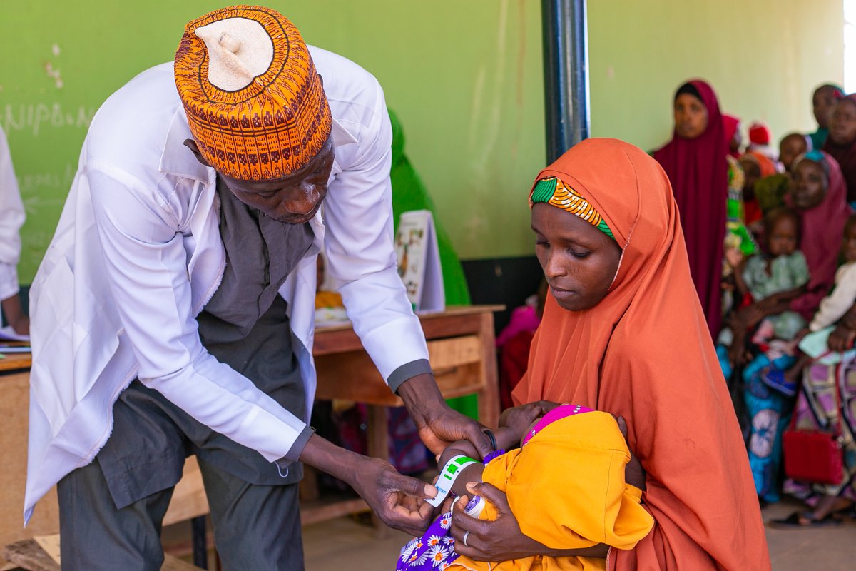 UNICEF_Nigeria's tweet photo. Umar, a health worker trained through the #PARSNIP project, supports mothers with practical guidance on preventing malnutrition among infants and young children.
He measures his impact through the number of healthier children he sees in his community. https://t.co/Qt91o3E84q