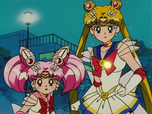 SuperSの128～130話では、セーラームーンとちびムーンはペガサスの力を借りて一時的にスーパー変身できるようになる
この時点ではまだブローチはパワーアップしていないため、元のブローチのままスーパー変身したことになり「パワーアップ前のブローチを身に着けたスーパーちびムーン」が発生する