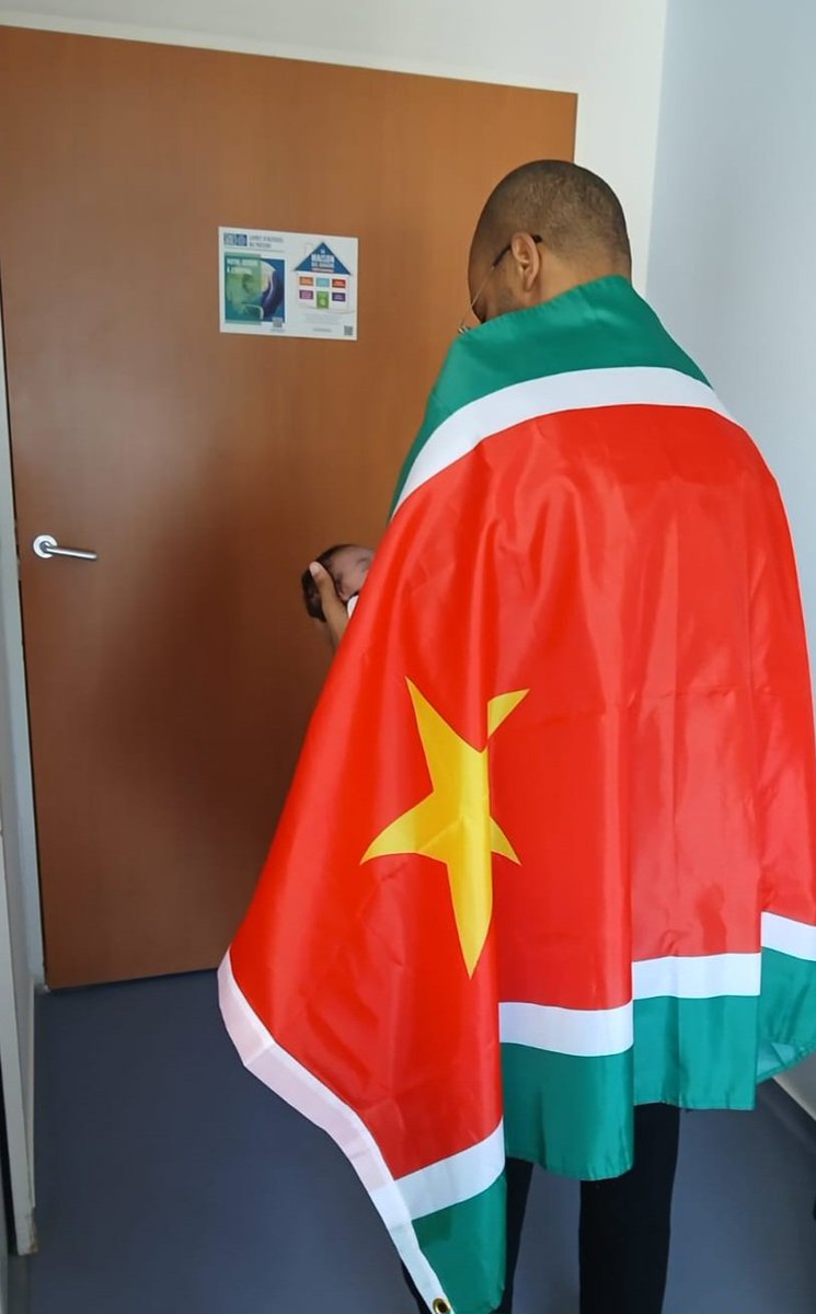 Et ça fait 1 an que mon coeur Bat au meme rythme que le tien... Joyeux anniversaire ma fille de la part de ton papa qui t’aime fort.