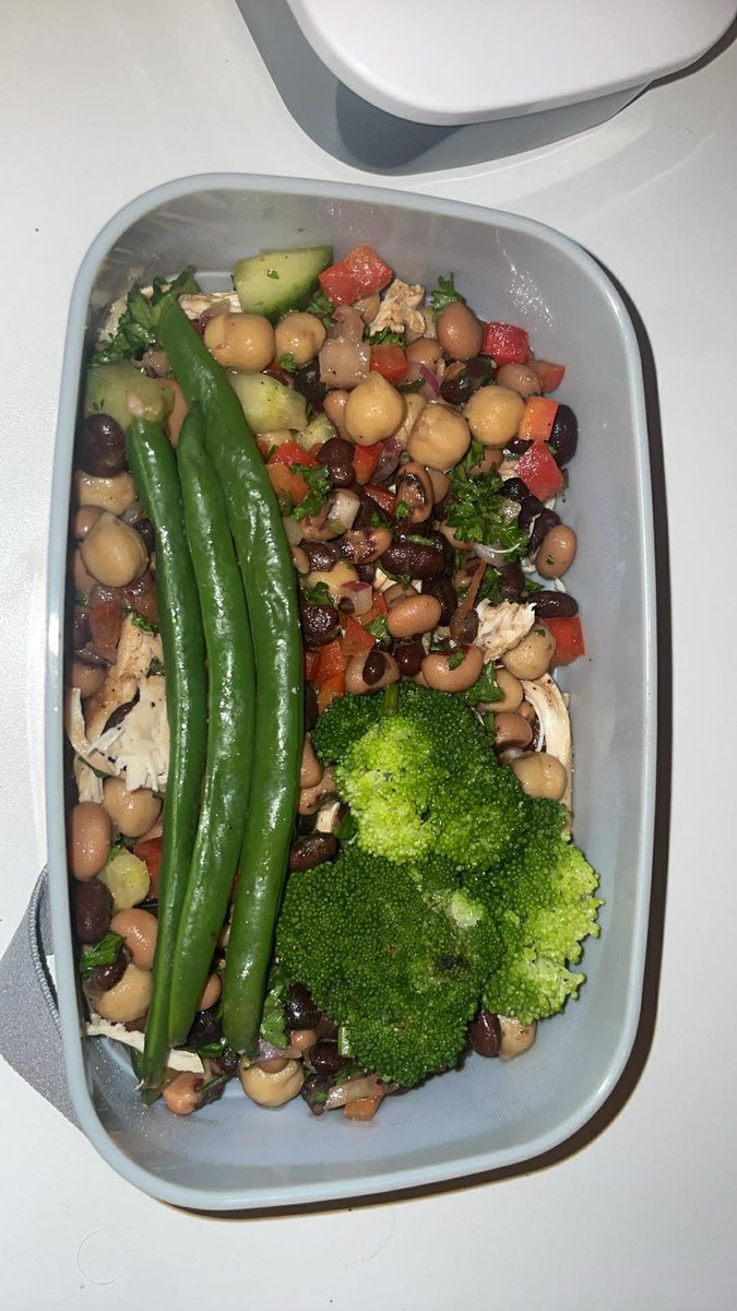 Today’s bento box includes blueberries and raspberries, bean salad and chicken with a home made balsamic vinaigrette and green beans + broccoli
