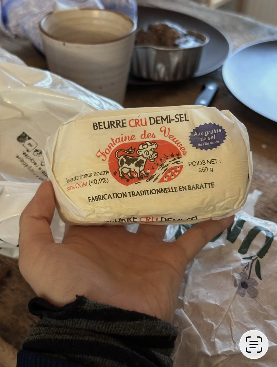 프랑스 파머스마켓에서 사먹은 산닉테르 치즈, 버터를 식사빵에 바르고 라벤더 꿀을 올려 먹은 게 생각난다… 
악독한 겨울 감기에 된통 걸려 2주일을 고생하며 허니레몬생강티를 직접 끓여마시며 라벤더 꿀을 그렇게 먹었다 일반 꾸보다 훨씬 향긋하고 부드러운 맛이었음