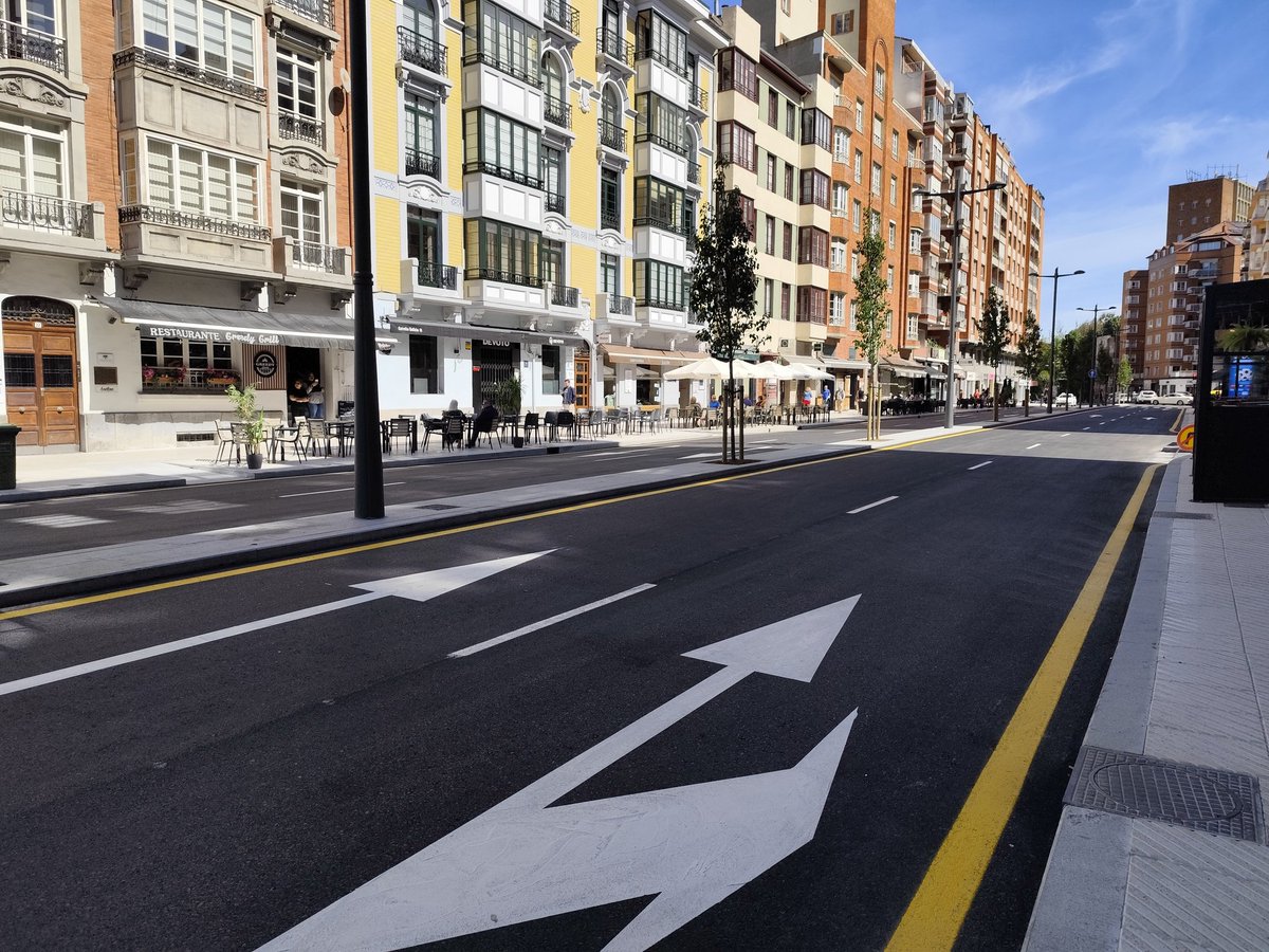 ¿Esto era RENATURALIZAR Oviedo? 
La super plaza de hormigón y un árbol con nueve bancos en el Palacio de los Deportes, retirar la gran jardinera en la Plaza Longoria Carbajal, los arboles en la mediana en la Avda de Galicia, ...
europapress.es/asturias/notic…