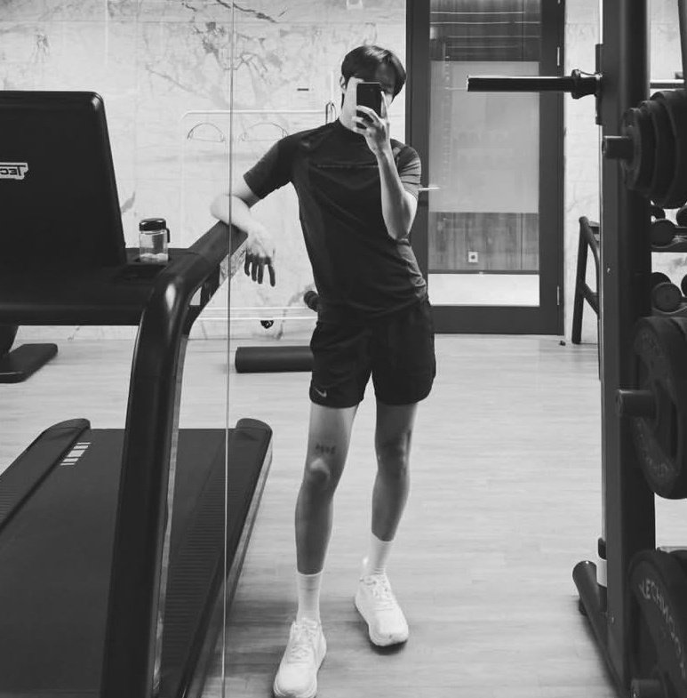 stayalivejksg's tweet image. OH J-HOPE 🛐 SU TATUAJE CHICAS, LO BUENO QUE ESTA DIOS MIO