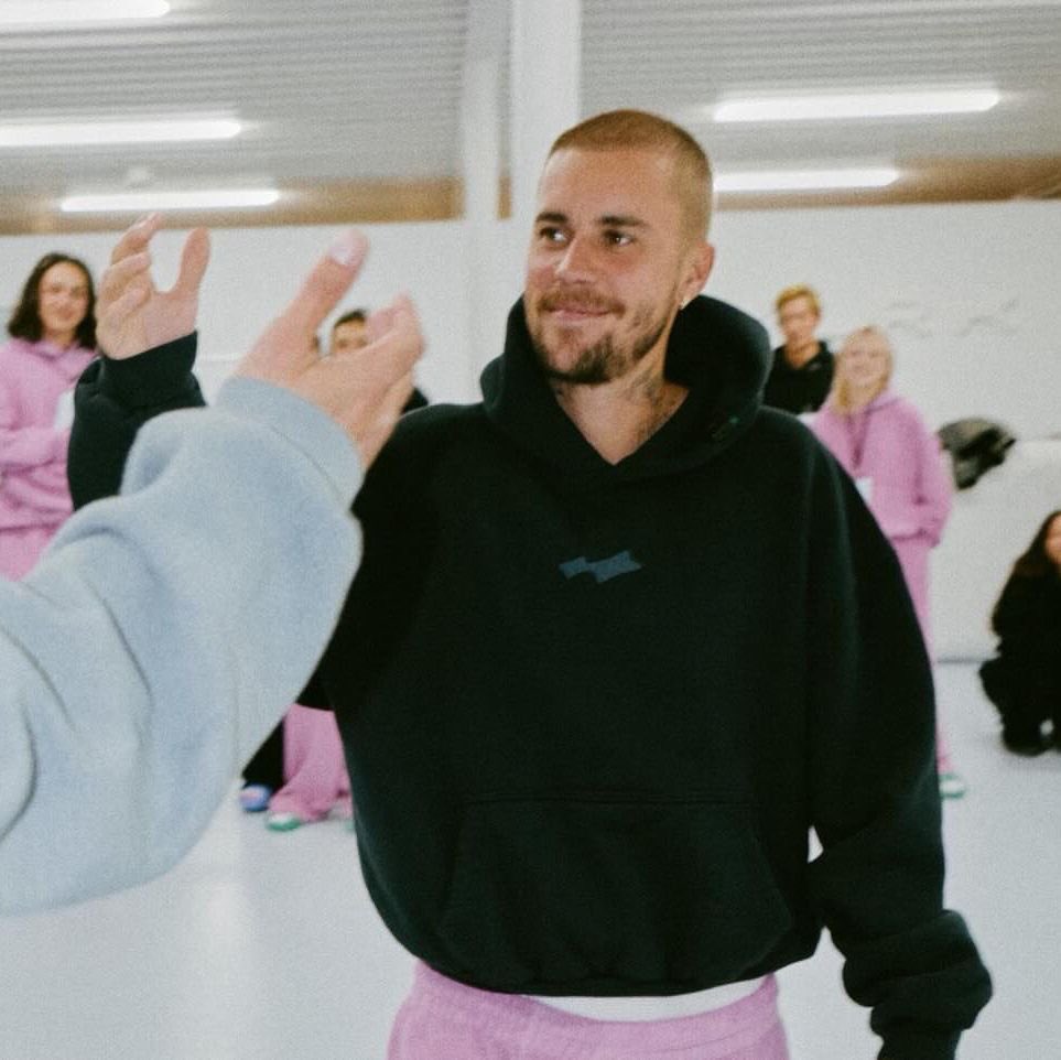 Spotify Update - January 28 

Global: 
#33(=) - Let Me Love You - 2,254,970
#75(+7) - Sorry - 1,715,552
#102(+9) - DAISIES - 1,573,774
#145(+12) - Confident - 1,378,318
#156(+21) - Love Yourself - 1,353,273
#189(+4) - Beauty And A Beat - 1,268,416

US:
#99(+18) - DAISIES -