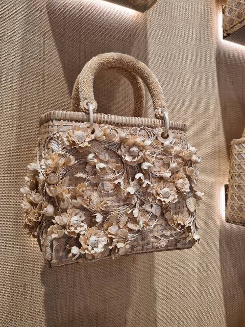 jmylee_'s tweet image. ถ้าเป็นความรู้หลักๆเราแนะนำช่องทาง sacit Archive จากสถาบันส่งเสริมศิลปหัตถกรรมไทยค่า สำหรับงานจักสานป่านศรนารายณ์เราแนะนำของ Araya มาจากลุ่มแม่ๆที่สานกันเป็นผลิตภัณฑ์ค่ะ ส่วนของอาจารย์วาสนางานเด่นๆจะมีพวงมาลัยพานพุ่มที่ฝีมือสานละเอียดมากค่ะ ได้ collab กับ Dior ด้วยนะคะ