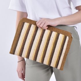 jmylee_'s tweet image. ถ้าเป็นความรู้หลักๆเราแนะนำช่องทาง sacit Archive จากสถาบันส่งเสริมศิลปหัตถกรรมไทยค่า สำหรับงานจักสานป่านศรนารายณ์เราแนะนำของ Araya มาจากลุ่มแม่ๆที่สานกันเป็นผลิตภัณฑ์ค่ะ ส่วนของอาจารย์วาสนางานเด่นๆจะมีพวงมาลัยพานพุ่มที่ฝีมือสานละเอียดมากค่ะ ได้ collab กับ Dior ด้วยนะคะ