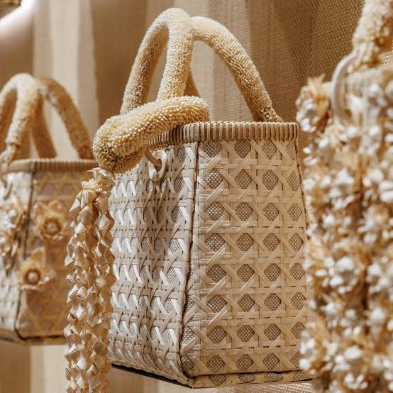 jmylee_'s tweet image. ถ้าเป็นความรู้หลักๆเราแนะนำช่องทาง sacit Archive จากสถาบันส่งเสริมศิลปหัตถกรรมไทยค่า สำหรับงานจักสานป่านศรนารายณ์เราแนะนำของ Araya มาจากลุ่มแม่ๆที่สานกันเป็นผลิตภัณฑ์ค่ะ ส่วนของอาจารย์วาสนางานเด่นๆจะมีพวงมาลัยพานพุ่มที่ฝีมือสานละเอียดมากค่ะ ได้ collab กับ Dior ด้วยนะคะ