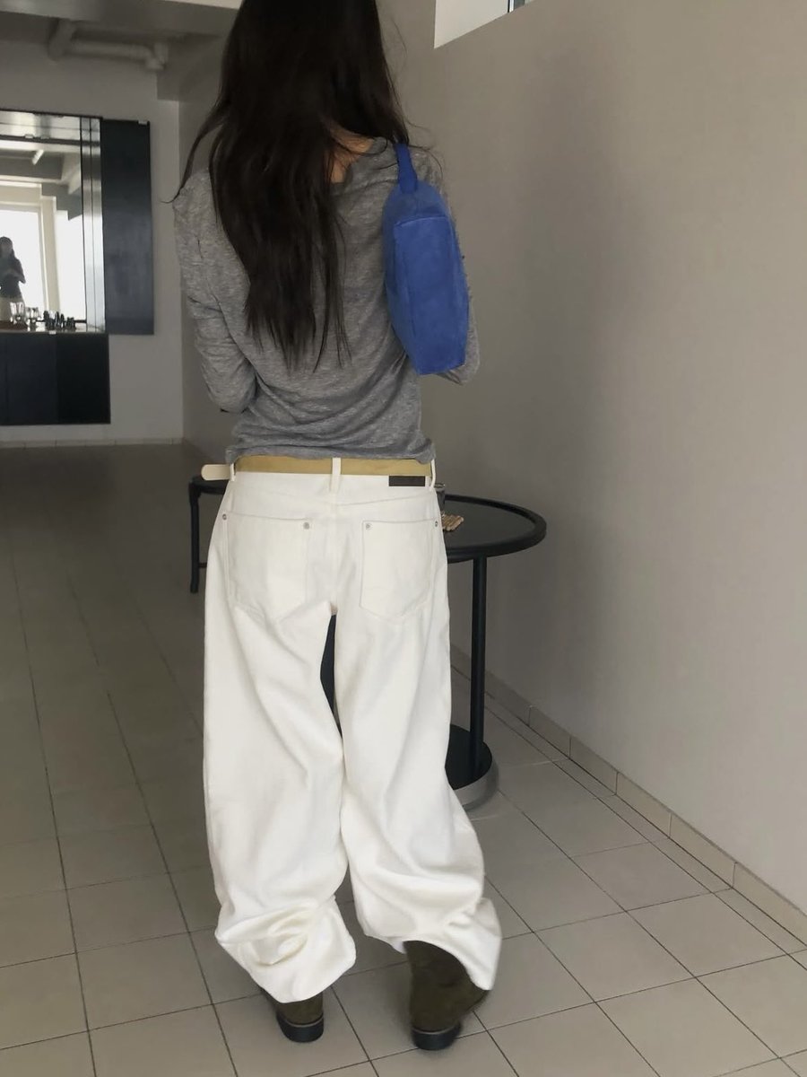 컬러의 해방 트렌드 너무 좋은데
무채색 인간이라 포인트 컬러로 시도할 것임…..