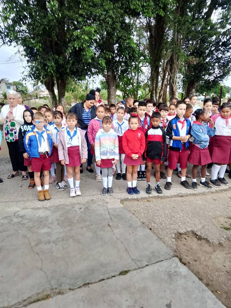 Hoy queremos reconocer a la docente Caridad Leyva García, de la institución educativa Antonio Maceo del municipio Céspedes. Su dedicación y pasión por la enseñanza la han llevado a ser galardonada a nivel nacional con el Concurso Premio al Mejor Maestro Promotor de la Lectura.