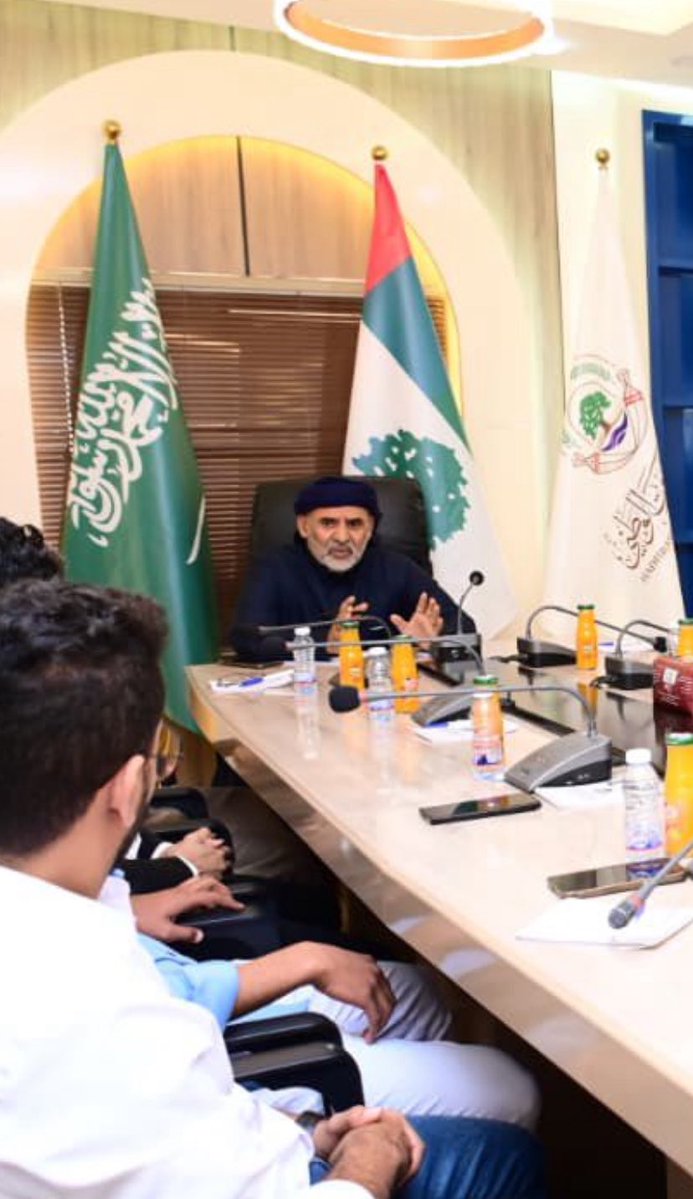 صورة للمشككين .. 
علم حضرموت قادم وبقوة في اي إجتماع للمجلس.