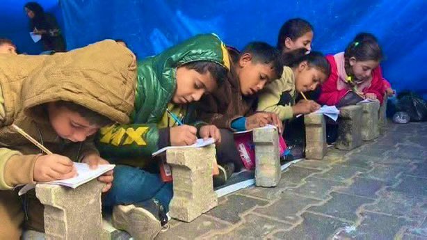 صورة مؤثرة 

هكذا يبدو التعليم في غزة في عصر التطور والذكاء الاصطناعي وكأن المدينة عادت 1000 عام للوراء 

هذه قضية تستحق كل التركيز والاهتمام!!