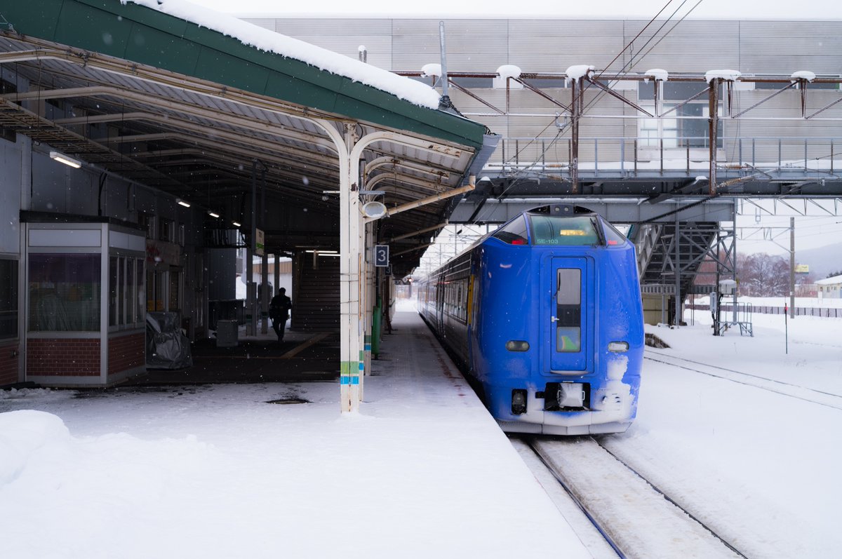 DDesignbook's tweet photo. 遂に念願叶ってご一緒したかった北海道のブランドさんとM型ケースがつくれる♪
北への出張は寒いけどウキウキです♧
#jacketform https://t.co/p1r71eY5LX