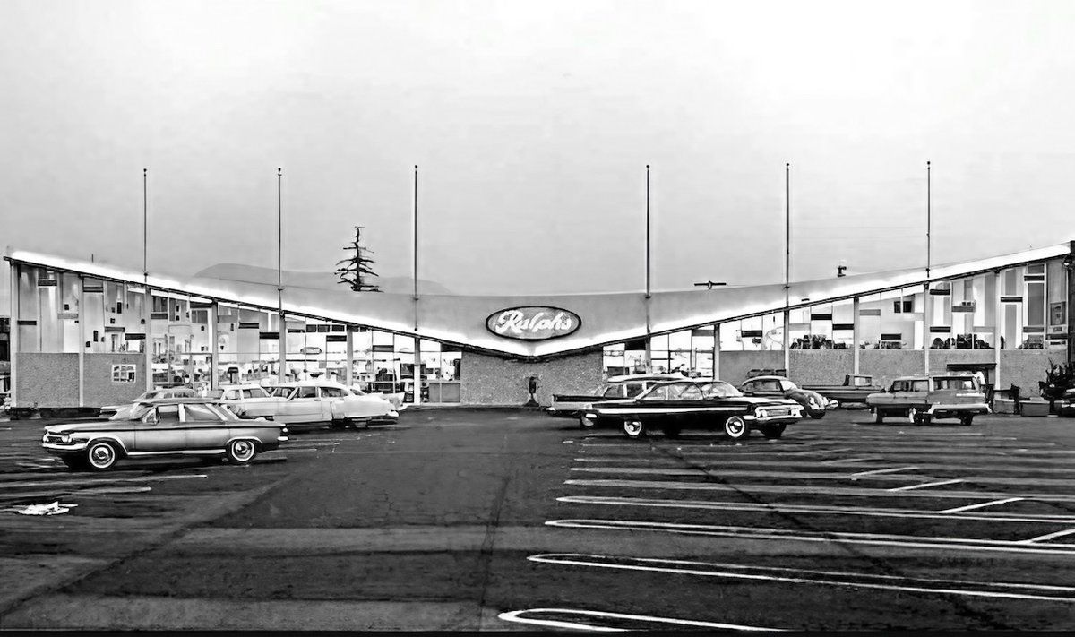 And the prize for Los Angeles’s Most Dramatic Ralphs Supermarket goes to this striking gem that once stood on the southwest corner of Buena Vista St and Victory Blvd in Burbank. This photo is circa 1963, when the Mid-Century aesthetic was in full flight.