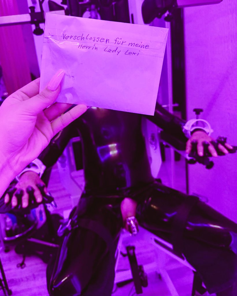 Auf Wunsch meiner Herrin <a href="/LadyLexiBLN/">LadyLexi</a> hatte sich ihr Gummipatient im KG verschlossen 🔐.
9 Tagen später durfte ich den versiegelten Umschlag mit den Schlüsseln überreichen. Seitdem liegt das Schicksal des KG-Inhalts in ihren Händen. Ein neuer Abschnitt begann.

Bleibt am Ball ...