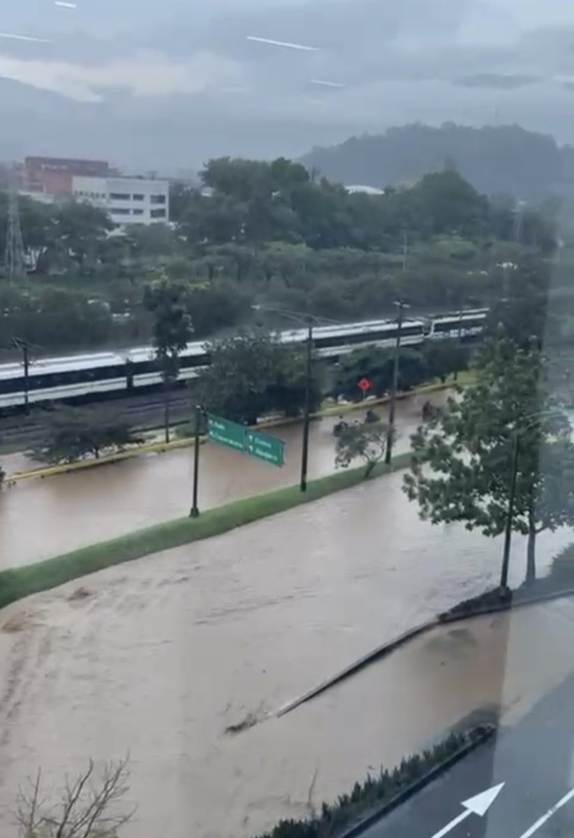 Las impresionantes imágenes de los daños ocasionados por el aguacero de la tarde de este miércoles en Medellín ponen de presente la necesidad de mantener la Emergencia Climática que decretamos desde la Gobernación de Antioquia en 2020 y a su amparo desatar acciones concretas de