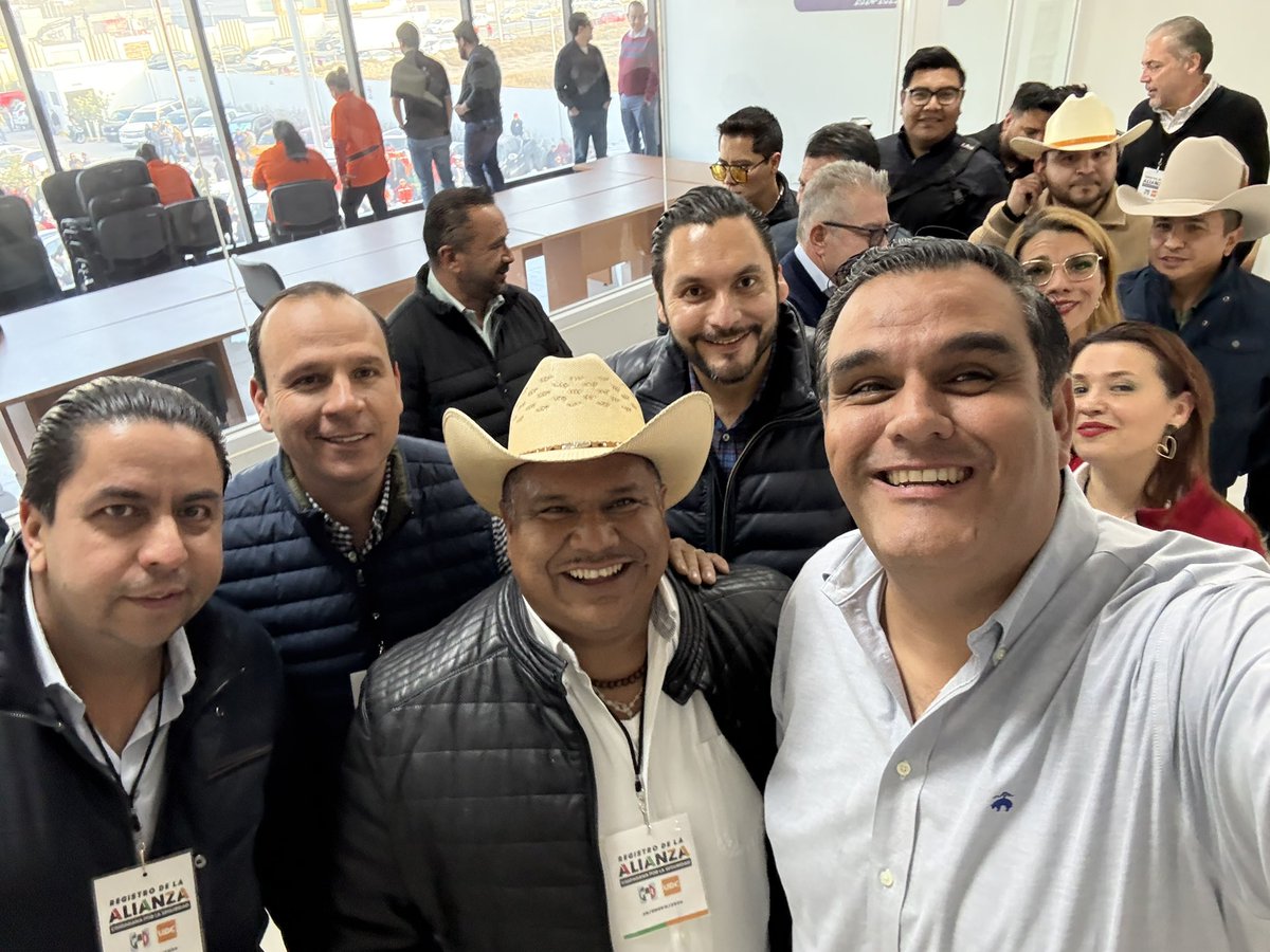 willy_schz's tweet image. Dirigentes Estatales llegamos al Instituto Electoral de Coahuila, donde se registró la Alianza Ciudadana por la Seguridad, en manos de nuestro presidente, don Carlos Robles Loustaunau.

¡Presente del PRI Mx Coahuila! #EnTodasPartes