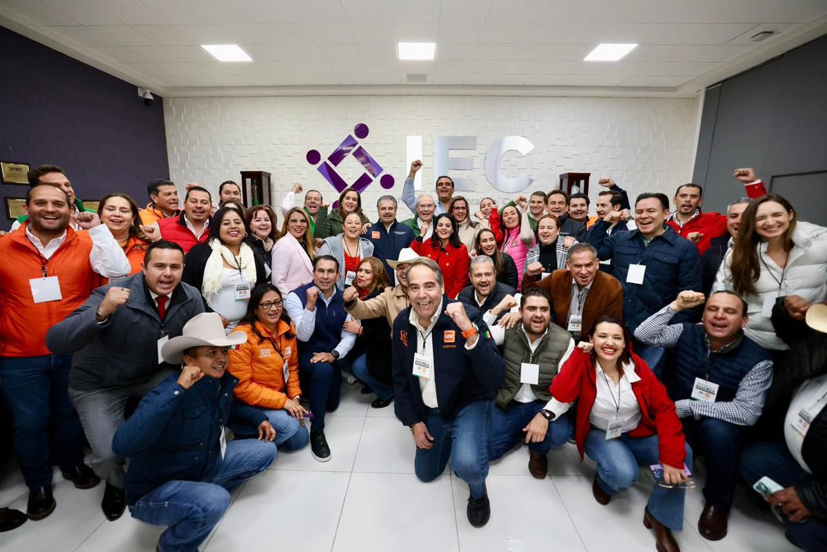 willy_schz's tweet image. Dirigentes Estatales llegamos al Instituto Electoral de Coahuila, donde se registró la Alianza Ciudadana por la Seguridad, en manos de nuestro presidente, don Carlos Robles Loustaunau.

¡Presente del PRI Mx Coahuila! #EnTodasPartes