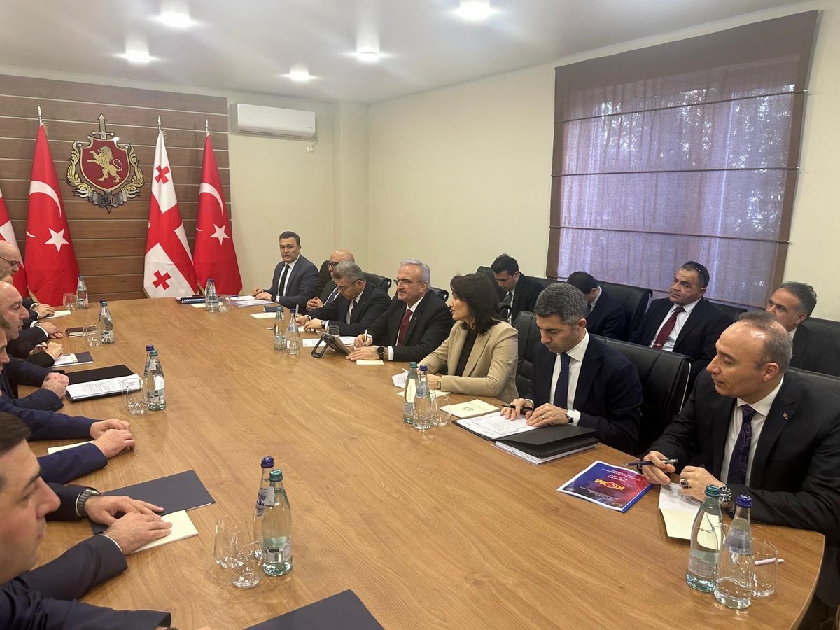 📍Gürcistan-Batum 

Gürcistan İçişleri Birinci Bakan Yard. Sn.Roland Meskhi ile bir araya gelerek heyetler arası görüşmemizi gerçekleştirdik. 
Bakanlıklarımız arasındaki mevcut iş birliğini güçlendirecek adımları istişare ettik. 
Nazik ev sahibliği için teşekkür ederim.