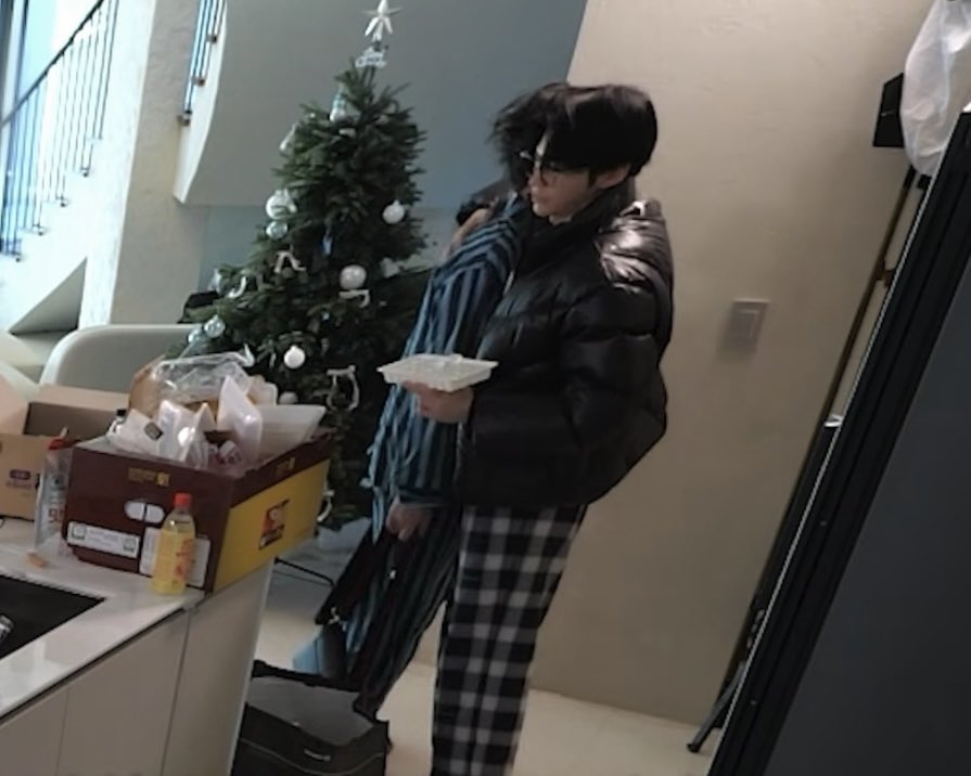 이번여행에서 보자마자 엥❓소리나왓던 늘빈장면.. 사귀는걸 아예숨길생각이없어보임💦 이런행동들을 성인남성둘이 자연스럽게한다는게 너무.. 너무임