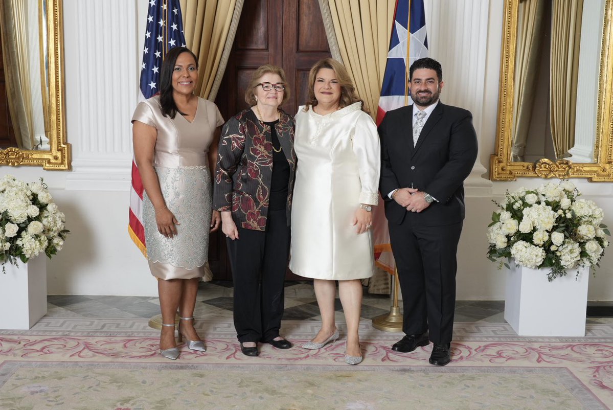 GOP_PR51's tweet image. Nuestra National Committeewoman, @ZoriFonalledas, y el Director Ejecutivo @KevinORomero estuvieron en @lafortalezadepr participando el saludo protocolar de la Gobernadora de Puerto Rico, Hon. @Jenniffer González Colón.

Un honor ser parte de este momento y reafirmar el compromiso…