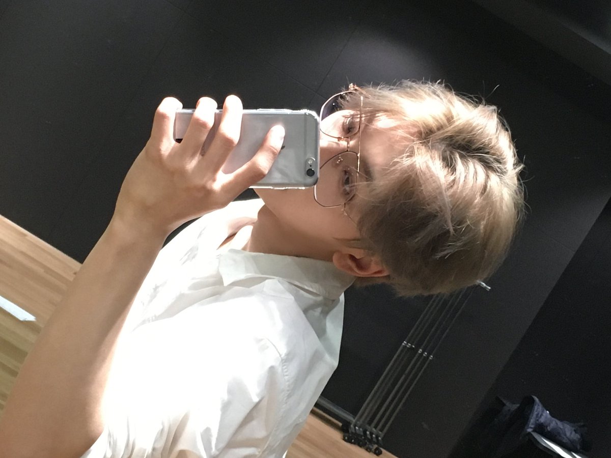 equalxin's tweet image. 셔츠착에 안경쓰고
올드아이폰 사진 말아온 거 ㅈㄴ고능하다..